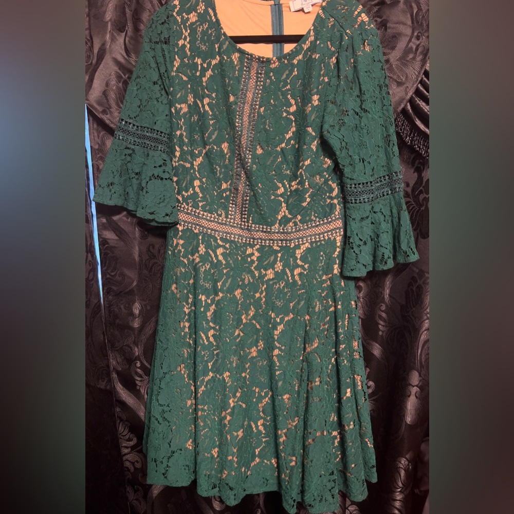 Missmny dress size large. Perfect dress for the holidays. Flare sleeves.